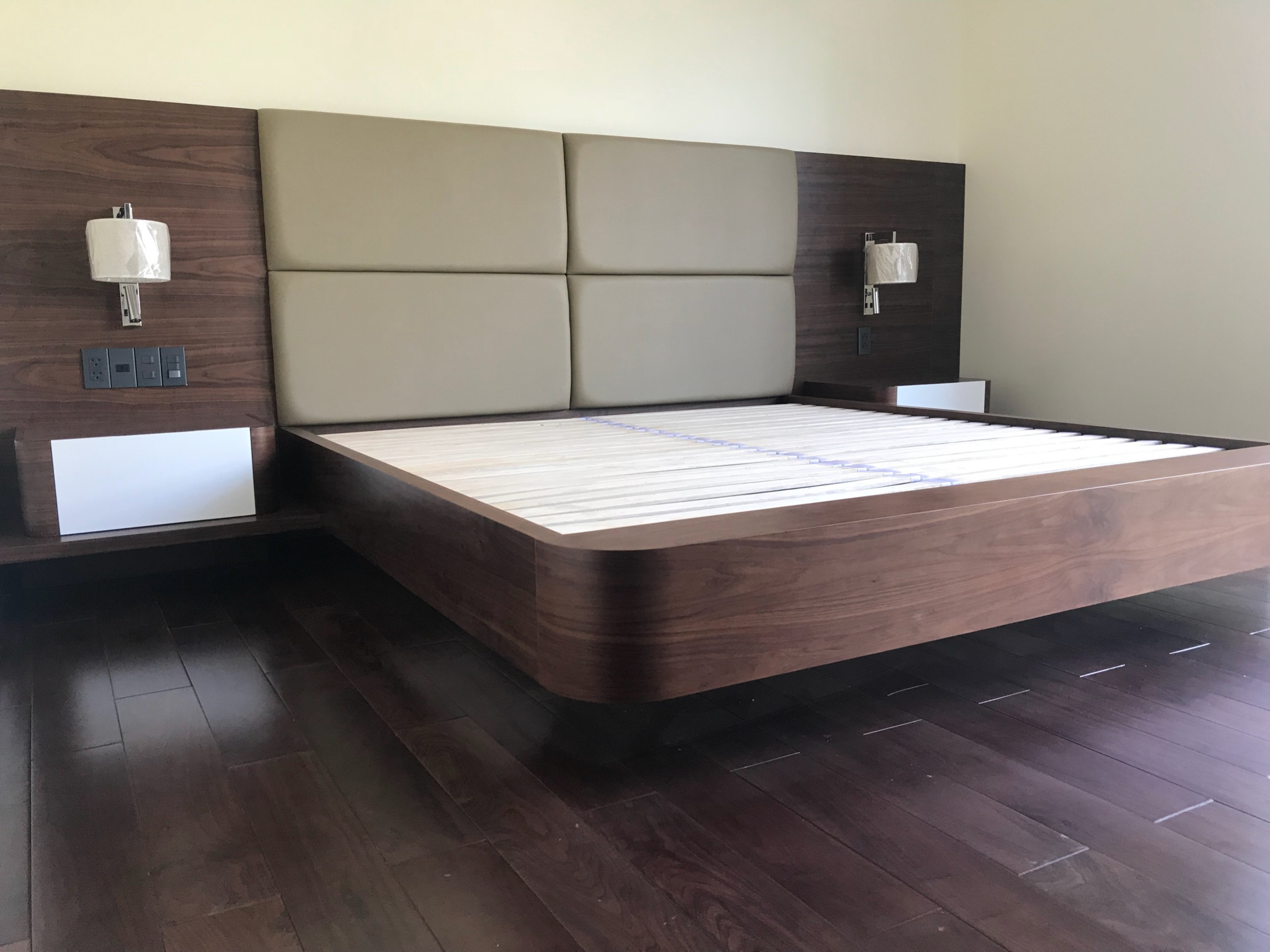 Mẫu giường gỗ óc chó