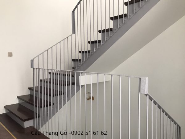 Cầu thang gỗ óc chó song sắt - Hình ảnh 5