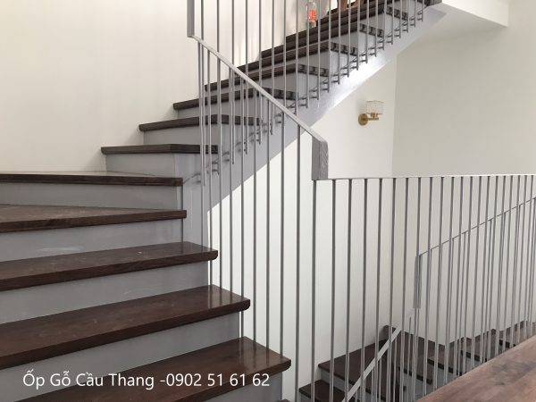 Cầu thang gỗ óc chó song sắt - Hình ảnh 4
