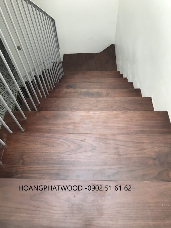 Cầu thang ốp mặt gỗ óc chó