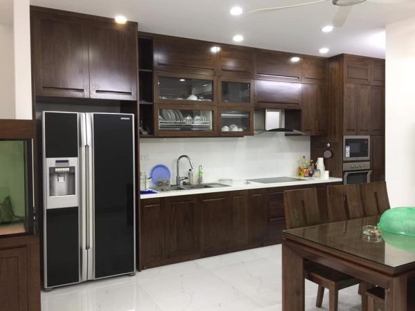 Tủ bếp gỗ óc chó nhà phố