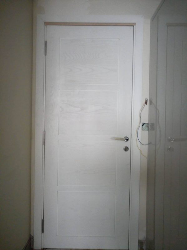 Cửa gỗ tự nhiên sơn màu trắng - Hình ảnh 5