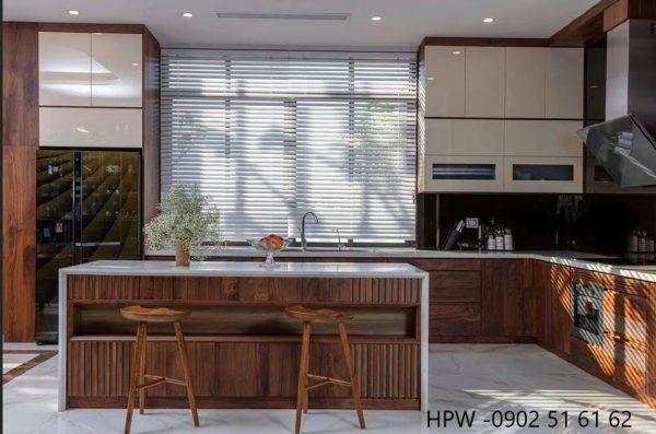 Tủ bếp gỗ óc chó nhà phố - Hình ảnh 4