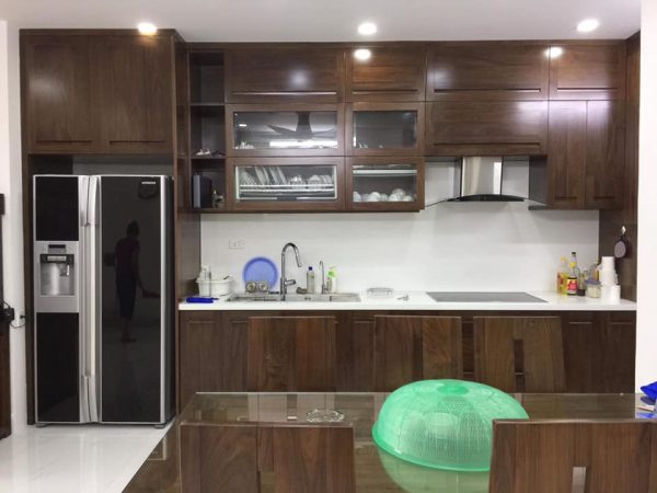 Tủ bếp gỗ óc chó nhà phố - Hình ảnh 3