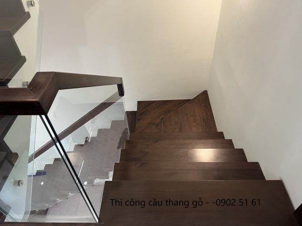 Đi gỗ làm mặt cầu thang