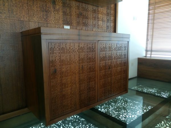 Bàn ghế phòng thờ gỗ óc chó - Hình ảnh 4