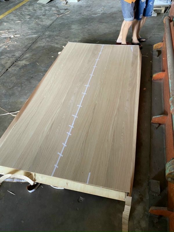 Dòng veneer tự nhiên ép trên cốt ván ép, mdf