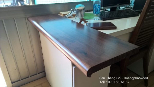 Cầu thang gỗ óc chó nguyên tấm