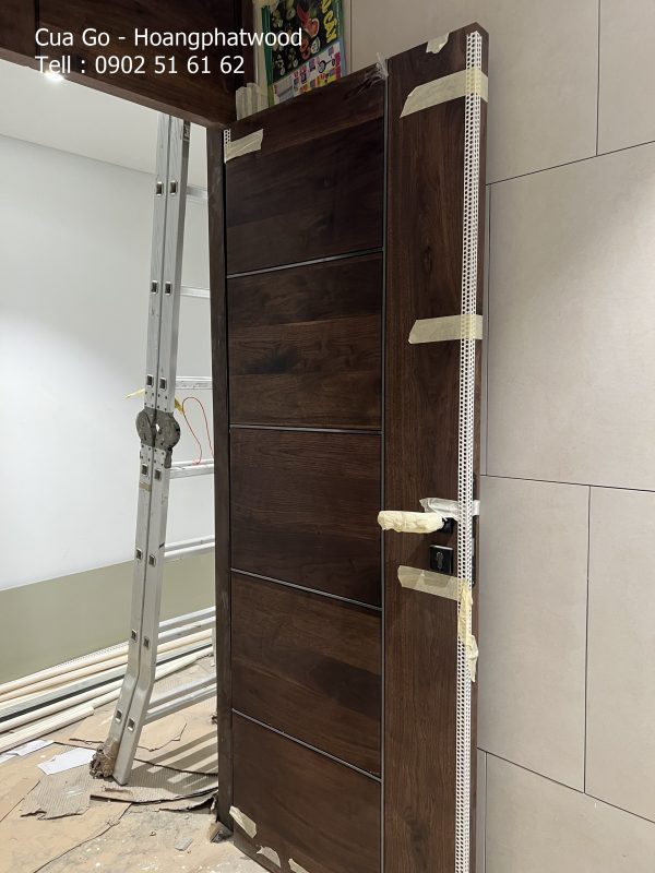 Cửa gỗ óc chó nhấn ron inox - Hình ảnh 2