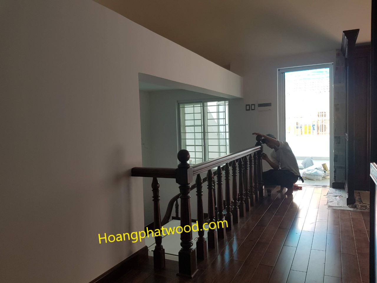 Bậc thang con tiện gỗ Óc Chó
