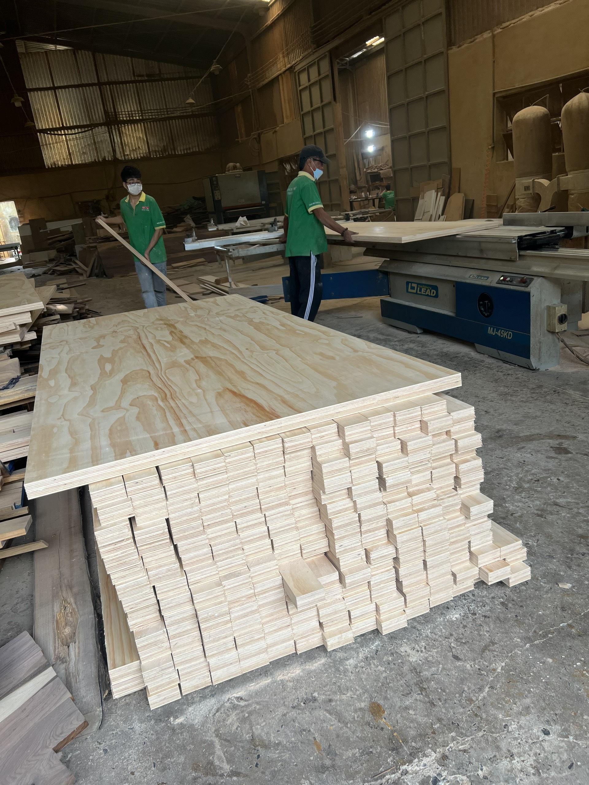 Ván Plywood Gỗ Thông - Mặt gỗ thông tự nhiên