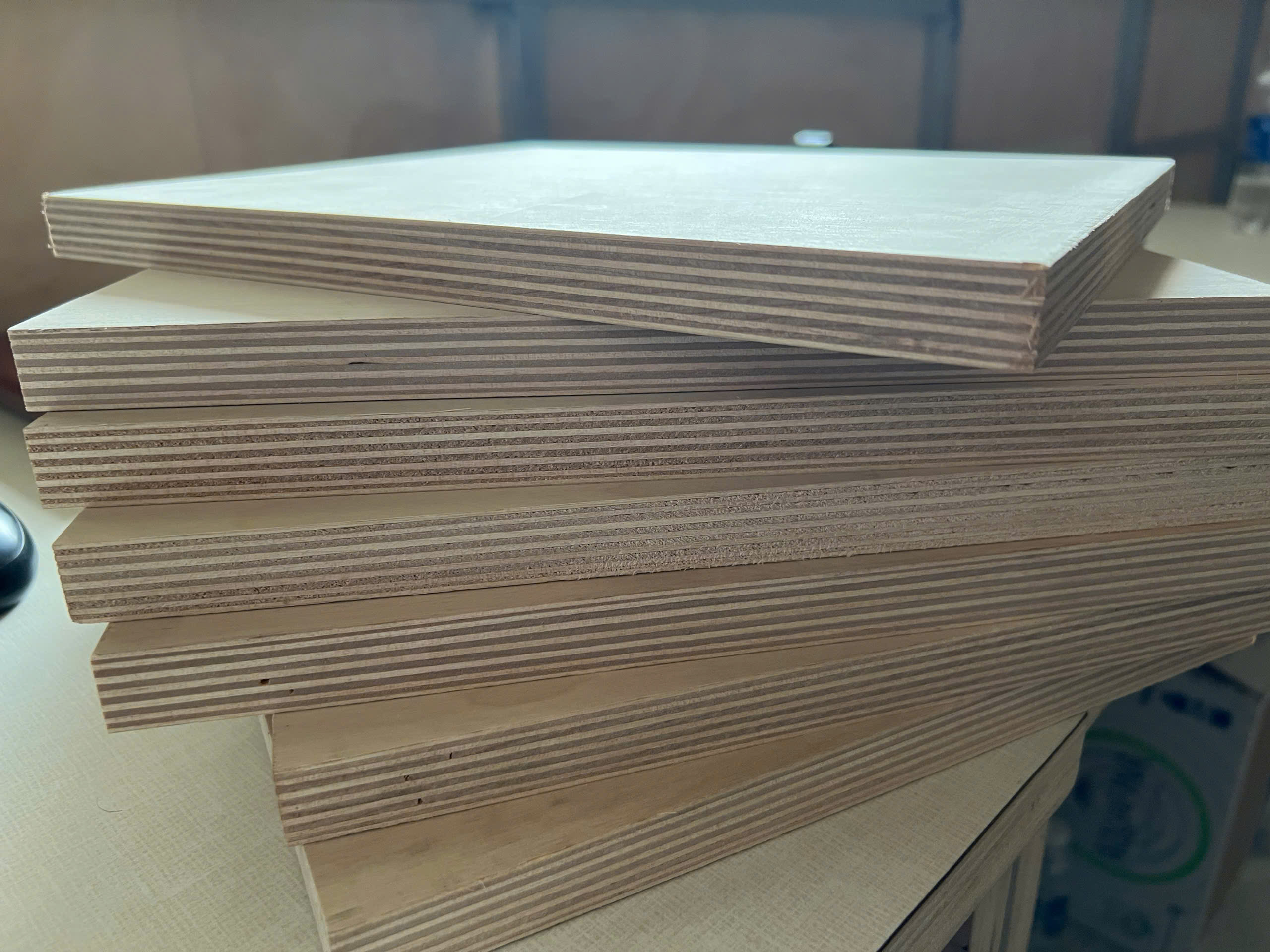 Plywood Chịu Nước Là Gì? Có Thực Sự Chống Ẩm Hiệu Quả? Lớp cạnh đều