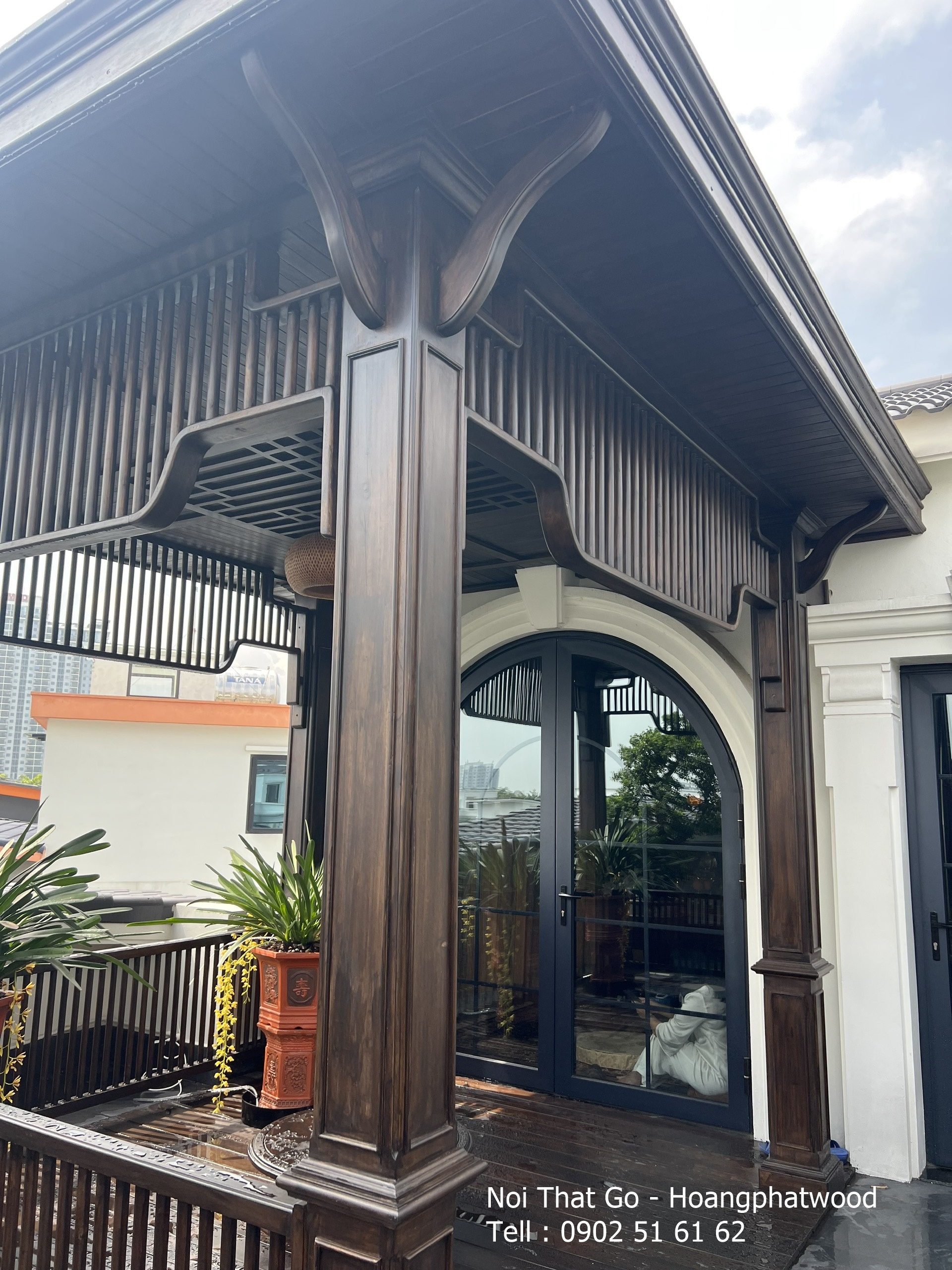 Ngôi nhà làm từ gỗ teak - Lắp đặt ở sân thương - Hoàn thiện lau dầu