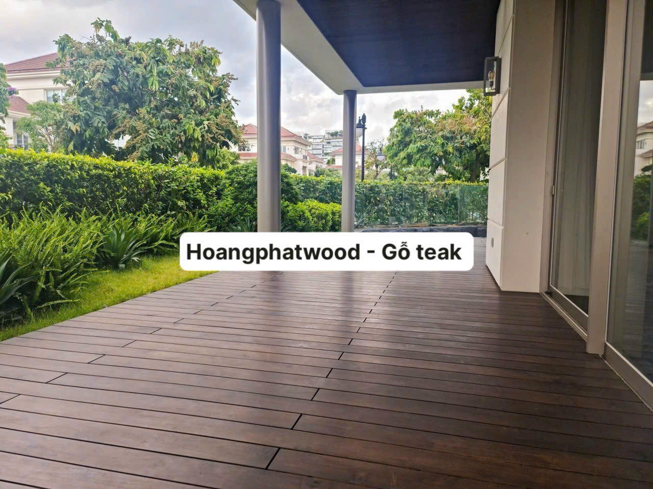 Sân vườn lát sàn gỗ tự nhiên - Ngoại thất sân vườn gỗ Teak