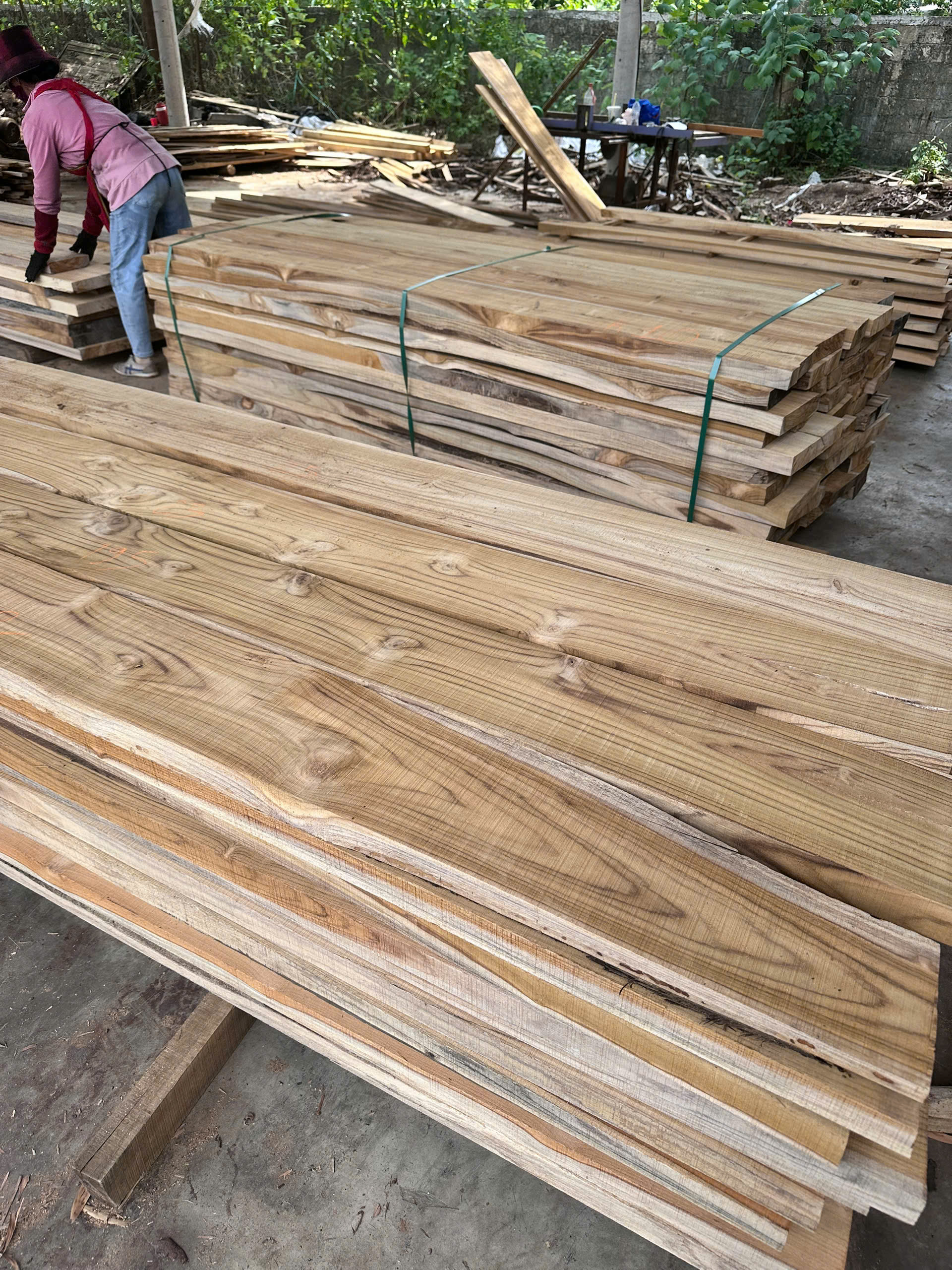 Bãi kho gỗ nguyên liệu Gỗ Hoàng Phát 