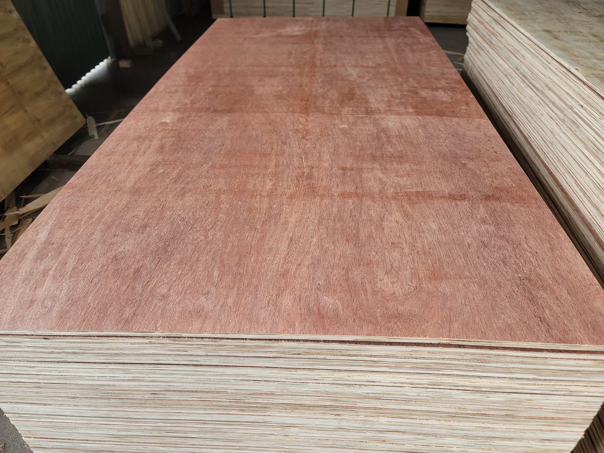 Sản phẩm : Ván ép mặt đỏ làm nội thất