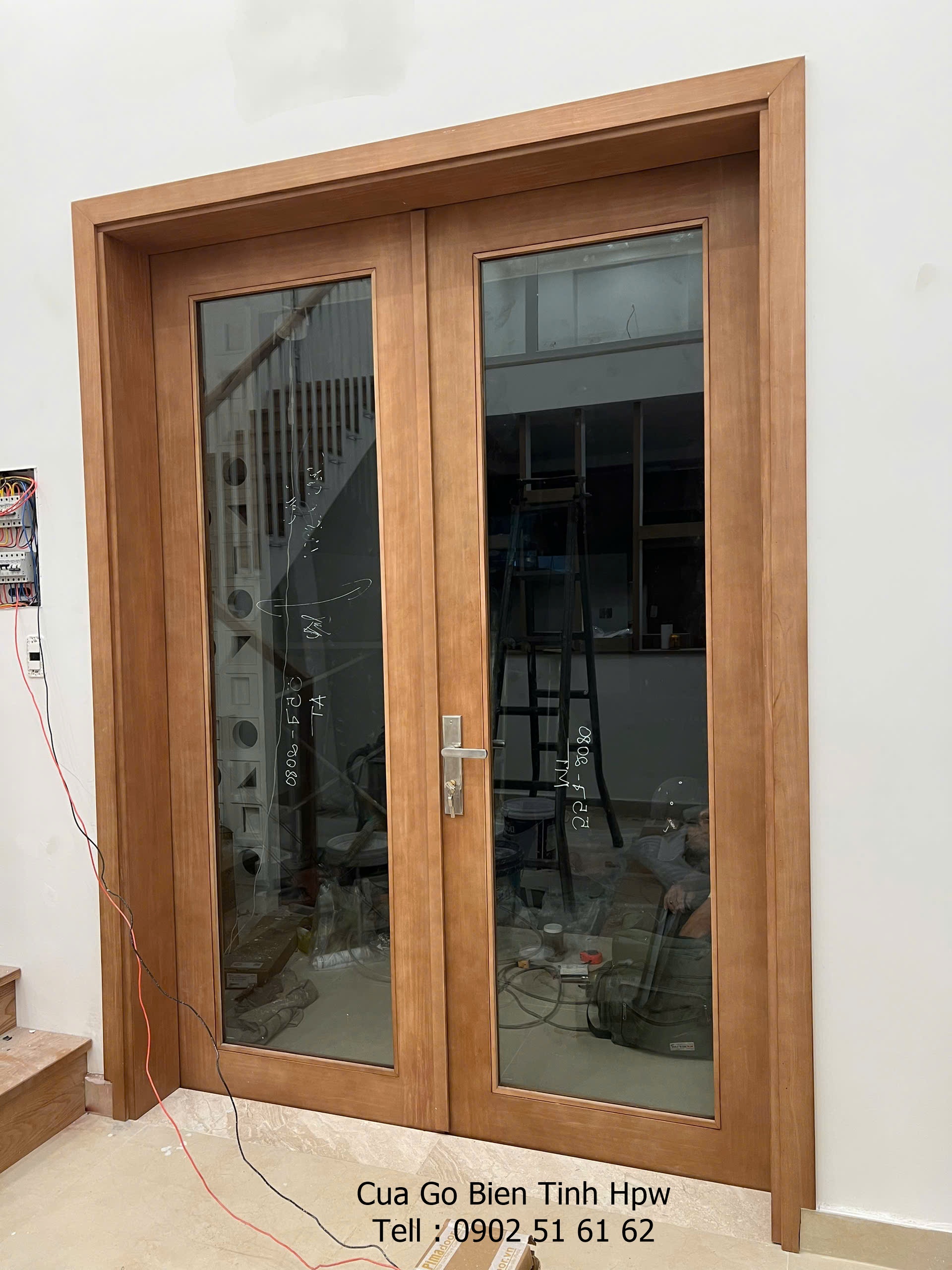 Gỗ biến tính thi công cửa chính